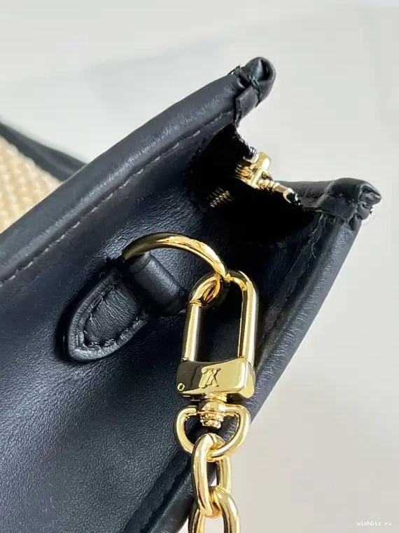 WIS CHAIN POUCH VUITTON LOUIS ON TOILETRY 0626